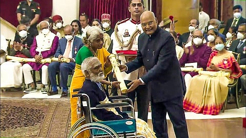 குடியரசுத் தலைவராக இருந்த ராம்நாத் கோவிந்த்திடம், பத்மஸ்ரீ விருது பெறும் ஆயக்குடி எஸ். ராமகிருஷ்ணன் - கோப்புப் படம்