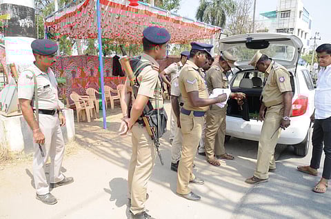 ஈரோடு கிழக்கு தொகுதியில் வாகனச் சோதனை