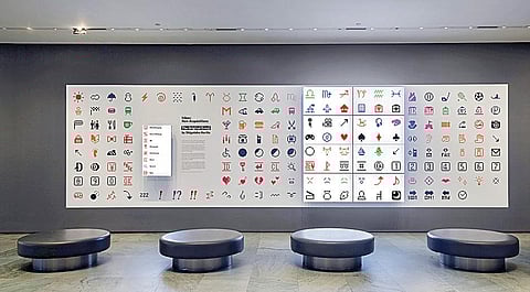 நியூயார்க் ஓவிய அரங்கில் எமோஜி சித்திரங்கள்