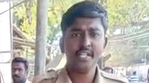 திருநெல்வேலி | மகனுக்கு சரியாக முடிவெட்டாததால் சலூன் கடையை பூட்டிய காவலர் இடமாற்றம்