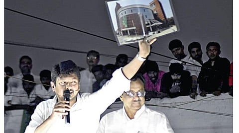 ஈரோடு கிழக்கு தொகுதி காங்கிரஸ் வேட்பாளர் ஈவிகேஎஸ்.இளங்கோவனை ஆதரித்து நேற்று பிரச்சாரம் மேற்கொண்ட அமைச்சர் உதயநிதி ஸ்டாலின், திமுக ஆட்சியில் மதுரையில் கட்டப்பட்டுள்ள கலைஞர் நூலகப் படத்தைக் காட்டி, வாக்கு சேகரித்தார்.