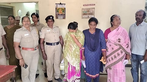 வடலூரில் குழந்தையைக் கடத்தி விற்பனை செய்த 3 பெண்கள் உட்பட 4 பேரை போலீஸார் கைது செய்தனர்.