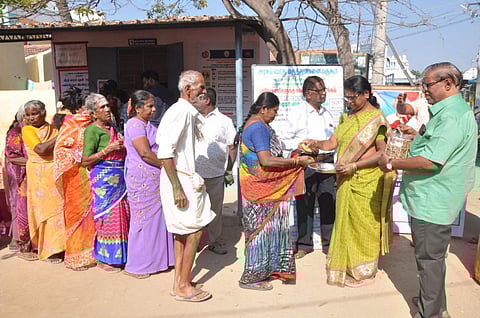 பர்கூர் அரசு மருத்துமனை நோயாளிகளுக்கு தினமும் தன்னார்வலர்கள் ஒன்றிணைந்து உணவு வழங்கும் பணியை மேற்கொண்டு வருகின்றனர்.