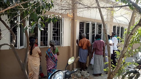 திருப்பூர் | குறைதீர் கூட்டத்தில் தொடரும் அவலம் - இடவசதி இல்லாததால் ஜன்னல் வழியே கூட்டத்தை பார்த்த விவசாயிகள்