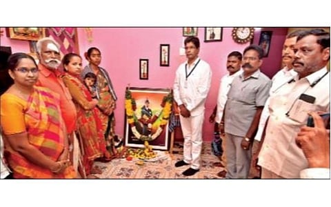 கிருஷ்ணகிரி அருகே வேலம்பட்டியில் ராணுவ வீரர் பிரபுவின் குடும்பத்தினருக்கு, ஓய்வு பெற்ற ராணுவவீரர் கூட்டமைப்பின் மாநில தலைவர் பழனியப்பன் மற்றும் நிர்வாகிகள் ஆறுதல் கூறினர்.