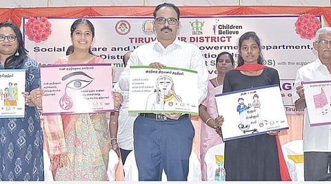 குழந்தை திருமணத்தை தடுப்பது குறித்த கருத்தரங்கு திருவள்ளூரில் நேற்று நடைபெற்றது. இதில், ஆட்சியர் ஆல்பி ஜான் வர்கீஸ், அரசு பள்ளி மாணவ - மாணவியர் வரைந்த விழிப்புணர்வு ஓவியங்களை வெளியிட்டார்.