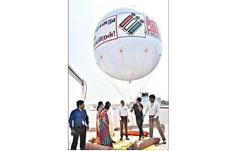 ஈரோடு கிழக்கு தொகுதியில் 100 சதவீத வாக்குப்பதிவு குறித்த விழிப்புணர்வை ஏற்படுத்த, மாநகராட்சி அலுவலகத்தில் ராட்சத பலூன் பறக்கவிடப்பட்டுள்ளது.