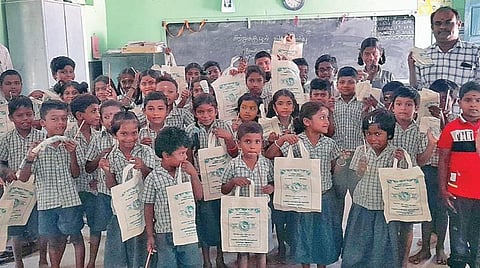 சுற்றுச்சூழல் பாதுகாப்பு விழிப்புணர்வுக்காக அரசு பள்ளி மாணவர்களுக்கு துணிப்பை, விதை பென்சில்கள்