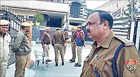 ஹரியாணாவின் யமுனா நகரில் உள்ள ஒரு வீட்டில் என்ஐஏ அதிகாரிகள் நேற்று சோதனை நடத்தினர். அப்போது வீட்டுக்கு வெளியே பாதுகாப்பு பணியில் ஈடுபட்ட மாநில போலீஸார்.