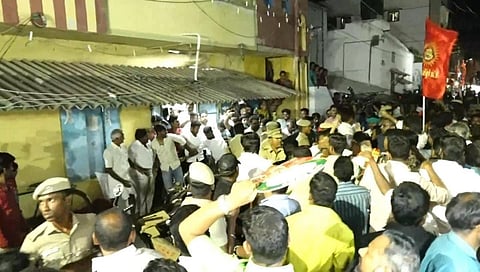 சீமான் பிரச்சாரத்தில் கல் வீச்சு தாக்குதல் - சூழலை கட்டுக்குள் கொண்டு வந்ததாக போலீஸ் தகவல்