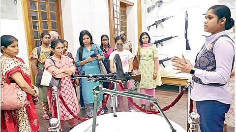 சென்னை போலீஸ் அருங்காட்சியகத்தை பார்வையிட்ட கலை மற்றும் கலாச்சார பாரம்பரியத்துக்கான இந்திய தேசிய அறக்கட்டளை குழுவினருக்கு, அங்கு வைக்கப்பட்டிருக்கும் பொருட்கள் குறித்து விளக்கும் பெண் காவலர்.