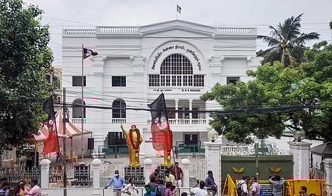 50 ஆண்டுகளில் அதிமுக சந்தித்த சிக்கல்களும் சமரச தீர்வுகளும்..!