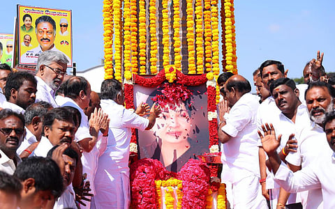 மரியாதை செலுத்திய ஓபிஎஸ்