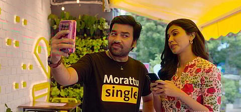 சிங்கிள் ஷங்கரும் ஸ்மார்ட்போன் சிம்ரனும் Review: ஜாலியான காமெடி டிராமா ஈர்த்ததா?