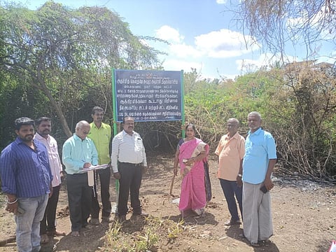 எச்சரிக்கை பலகை முன் அதிகாரிகள்