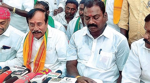 ஆற்காட்டில் நேற்று செய்தியாளர்களை சந்தித்த பாஜக தேசிய செயற்குழு உறுப்பினர் எச்.ராஜா. அருகில், மாவட்ட தலைவர் விஜயன் உள்ளிட்டோர்.