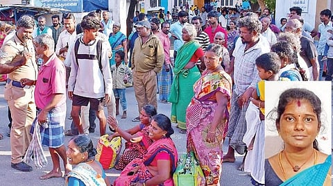 விருதுநகர் அரசு மருத்துவமனை முன் சாலை மறியலில் ஈடுபட்ட இறந்த முத்துமாரியின் உறவினர்கள். (உள்படம்) முத்துமாரி.