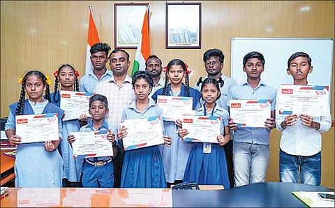 புதுச்சேரியில் நமது ‘இந்து தமிழ் திசை’யுடன் ‘வாக்கரூ’ நிறுவனம் இணைந்து நடத்திய போட்டிகளில் வெற்றி பெற்ற மாணவ, மாணவிகளுக்கு புதுச்சேரி ஆட்சியர் மணிகண்டன் சான்றிதழ் மற்றும் பரிசுகளை வழங்கினார். உடன் ‘இந்து தமிழ் திசை’ புதுச்சேரி விளம்பர மேலாளர் கெளசிக், முதுநிலை விற்பனை அலுவலர் ராஜேஷ்.