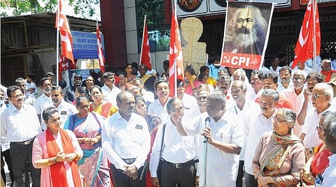 இந்திய கம்யூனிஸ்ட் கட்சி மாநிலச் செயலாளர் இரா.முத்தரசன் தலைமையில்சென்னை, சைதாப்பேட்டை சின்னமலை, ராஜீவ் காந்தி சிலை அருகே நேற்று நடைபெற்ற ஆர்ப்பாட்டத்தில் பங்கேற்றோர். படம்: பு.க.பிரவீன்