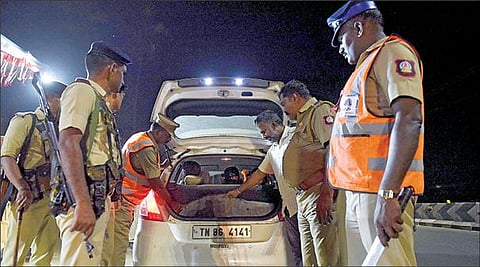 ஈரோடு செங்கோடம்பாளையத்தில் நேற்று இரவு தீவிர வாகன சோதனையில் ஈடுபட்ட தேர்தல் பறக்கும் படையினர்.படம்: எஸ்.குரு பிரசாத்