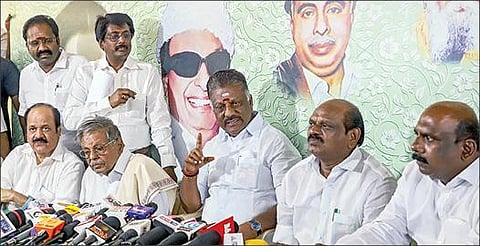 அதிமுக பொதுக்குழு தொடர்பான உச்ச நீதிமன்ற தீர்ப்பு குறித்து, சென்னை பசுமைவழி சாலையில் உள்ள தனது இல்லத்தில் ஓ.பன்னீர்செல்வம் நேற்று செய்தியாளர்களிடம் பேசினார். அவரதுஆதரவாளர்கள் பண்ருட்டி ராமச்சந்திரன், வைத்திலிங்கம், மனோஜ் பாண்டியன், ஜேசிடி பிரபாகர் உடன் இருந்தனர்.படம்: பு.க.பிரவீன்