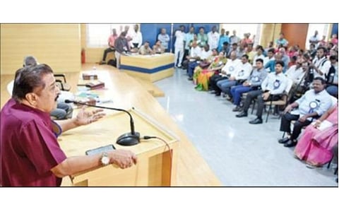 கோவையில் நடைபெற்ற சிறுவாணி இலக்கியத் திருவிழாவில் பேசிய நடிகர் சிவகுமார். படம்: ஜெ.மனோகரன்