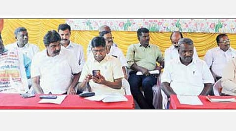 பதவி உயர்வு உள்ளிட்ட 7 அம்சக் கோரிக்கைகளை வலியுறுத்தி தமிழ்நாடு மேல்நிலைப்பள்ளி தலைமையாசிரியர்கள் கழகம் சார்பில் சென்னை வள்ளுவர் கோட்டத்தில் நேற்று நடந்த உண்ணாவிரதம். படம்: பு.க.பிரவீன்