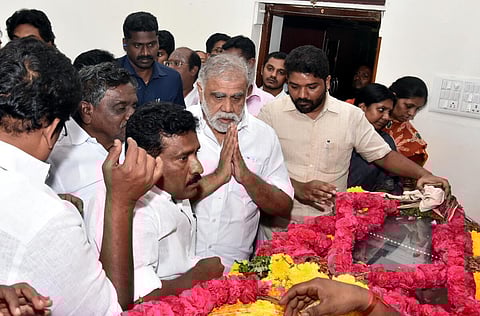 ஓபிஎஸ் தாயார் உடல் பெரியகுளத்தில் தகனம் - ஆளுநர் தமிழிசை, முதல்வர் ஸ்டாலின், அரசியல் தலைவர்கள் இரங்கல்