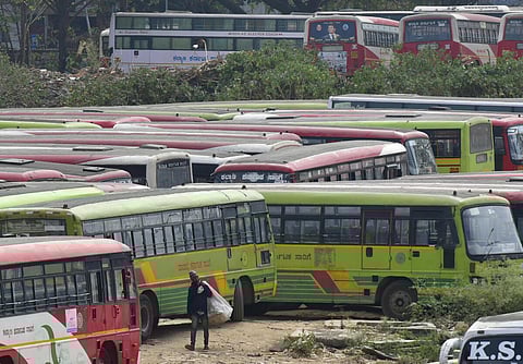 கர்நாடக பேருந்தில் சிறுநீர் கழித்த பொறியாளர்