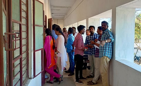 வினாத்தாள் பதிவெண் மாற்றத்தால் குரூப் 2 முதன்மைத் தேர்வில் குழப்பம் - தேர்வர்கள் கடும் அவதி