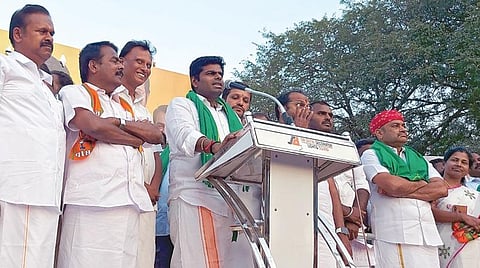 கனிம வளங்கள் கடத்தலை தடுக்க கோரி கோவை மாவட்டம் கிணத்துக்கடவில் நடந்த ஆர்ப்பாட்டத்தில் பங்கேற்று பேசிய அண்ணாமலை.