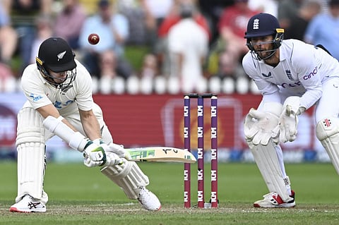 பந்தை பவுண்டரிக்கு விரட்டுகிறார் நியூஸிலாந்து வீரர் டாம் லதாம்.படம்: ஏஎப்பி