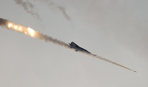 இந்திய விமானப் படையின் மிராஜ் 2000 ரக போர் விமானம்.