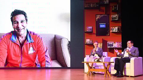 சென்னை மியூசிக் அகாடமியில் நடந்த ‘லிட் ஃபார் லைஃப்’ இலக்கியத் திருவிழாவில் பாகிஸ்தான் கிரிக்கெட் அணி முன்னாள் கேப்டன் வாசிம் அக்ரம் காணொலி மூலம் கலந்து கொண்டார். உடன், கிரிக்கெட் எழுத்தாளர் கிடியன் ஹேய்க், ‘இந்து’ என்.ராம்.படம்: பி.ஜோதி ராமலிங்கம்