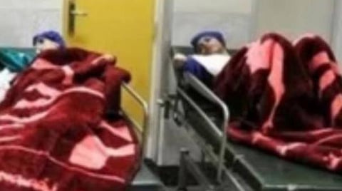 மாணவிகள் மருத்துவமனைகளில் சிகிச்சை பெறும் காட்சி