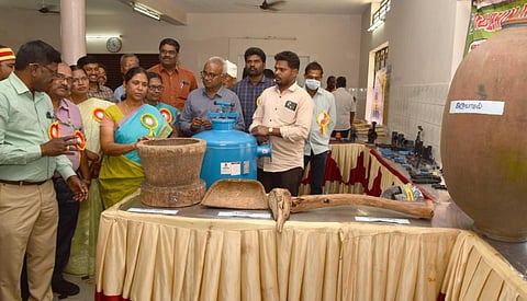 கண்காட்சியில் இடம்பெற்ற பழங்கால பொருட்கள்