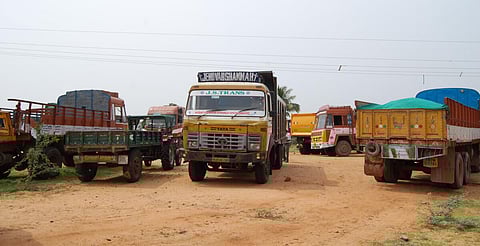 மணல் கடத்தல் வாகனங்களை மீட்க சிறப்பு நீதிமன்றத்தை அணுகலாம் - உயர் நீதிமன்றம்