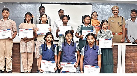 போட்டிகளில் வெற்றி பெற்றவர்களுக்கு காஞ்சிபுரம் ஆட்சியர் ஆர்த்தி சான்றிதழ், பரிசுகளை வழங்கினார். உடன் காஞ்சிபுரம் மாவட்ட கல்வி அலுவலர் முனிசுப்பராயன், மாவட்ட எஸ்.பி. சுதாகர் ஆகியோர்.