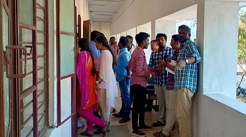 குரூப்-2 தேர்வை ரத்து செய்து மீண்டும் நடத்த வேண்டும் - பழனிசாமி, பாலகிருஷ்ணன், சீமான் வலியுறுத்தல்