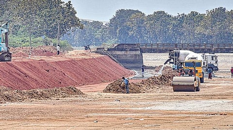 தஞ்சாவூர் அருகே புதுப்பட்டினம் பகுதியில் கல்லணைக் கால்வாயில் நடைபெறும் புனரமைப்பு பணிகள். | படம்: ஆர்.வெங்கடேஷ் |