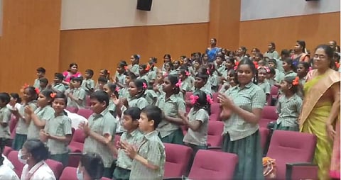 முதல்வருக்கு பிறந்த நாள் வாழ்த்து தெரிவித்த குழந்தைகள்