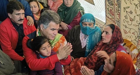 உயிரிழந்த சஞ்சய் ஷர்மாவின் குடும்பத்தினர்