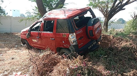 கட்டுபாட்டை இழந்து விபத்தை ஏற்படுத்திய கார்