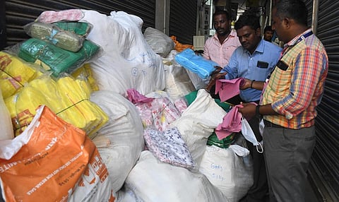 தடை செய்யப்பட்ட பிளாஸ்டிக்கை பறிமுதல் செய்யும் மாநகராட்சி அதிகாரிகள் | கோப்புப்படம்