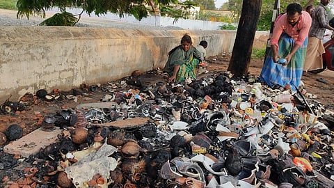 தஞ்சாவூர் சச்சிதானந்த மூப்பனார் சாலையில் மர்ம நபர்களால் சேதப்படுத்தப்பட்ட பீங்கான் பொருட்களை பார்க்கும் ராஜா-மாரியம்மாள் தம்பதியினர் | படங்கள் ஆர்.வெங்கடேஷ்