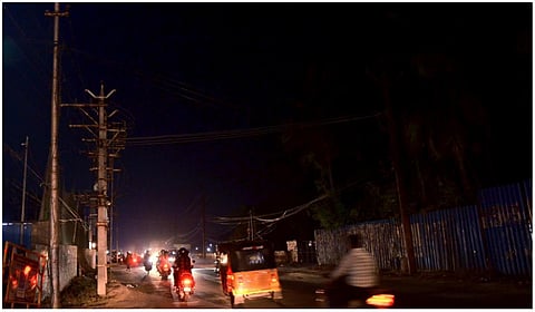 மதுரையில் தெரு விளக்குகள் எரியாததால் இருளில் மூழ்கி கிடக்கும் சாலைகள்