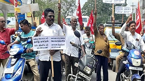 தமிழகம் முழுவதும் தொழிற்சங்கங்கள் 15 நிமிட வாகன நிறுத்த போராட்டம்