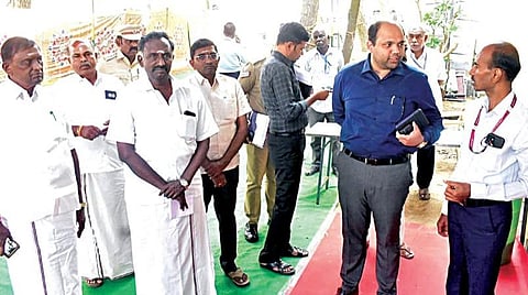 ஈரோடு கிழக்கு தொகுதி இடைத்தேர்தலையொட்டி வாக்குப்பதிவு இயந்திரங்கள் வைக்கப்பட்டுள்ள சித்தோடு ஐஆர்டிடி பொறியியல் கல்லூரியில் அமைந்துள்ள வாக்கு எண்ணும் மையத்தை மாவட்ட தேர்தல் அதிகாரியும், ஆட்சியருமான கிருஷ்ணன் உன்னி நேற்று பார்வையிட்டார். அருகில் தேர்தல் அலுவலரும் மாநகராட்சி ஆணையருமான சிவக்குமார்.