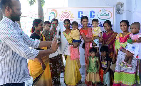 பிறந்த குழந்தைக்கு ஆதார் அட்டை - தெலங்கானாவில் புதிய சட்டம் அமல்