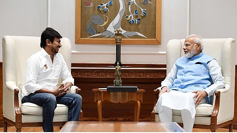 டெல்லியில் பிரதமர் நரேந்திர மோடியை லோக் கல்யாண் மார்க் இல்லத்தில் மரியாதை நிமித்தமாக சந்தித்த அமைச்சர் உதயநிதி ஸ்டாலின்.
